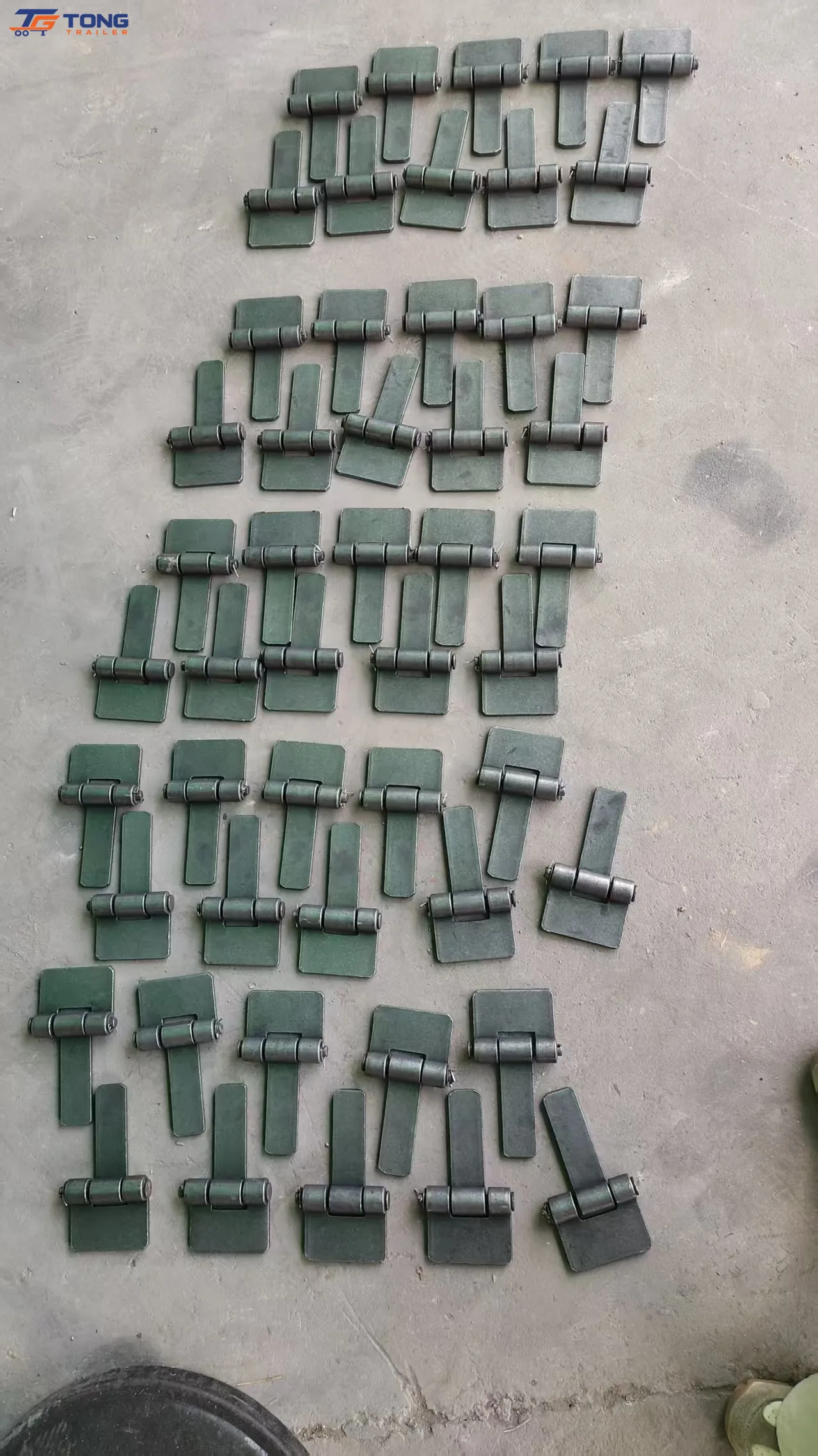 Greaseable Dump Trailer Gate Hinge, Short Strap, 180 mm gallery 2